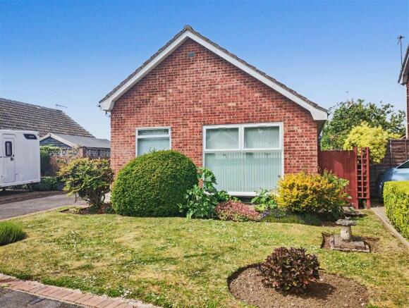2 bed property, in Meadow Gardens, £100,000