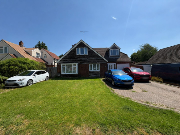 4 bed property, in Hillside Way, £750,000