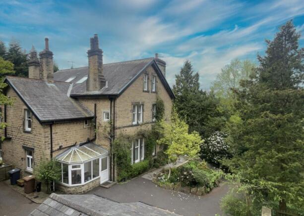 5 bed property, in Ferncliffe Drive, £425,000