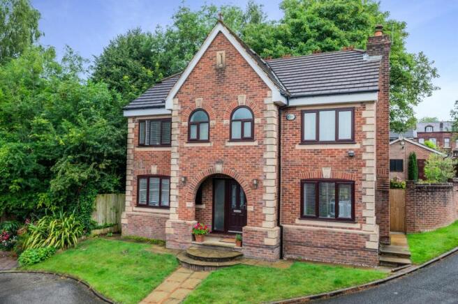 5 bed property, in Woodcott Bank, £550,000