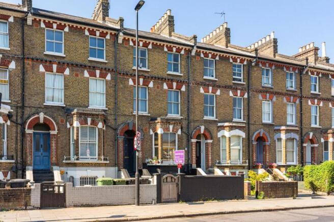 3 bed property, in Lansdowne Way, £615,000