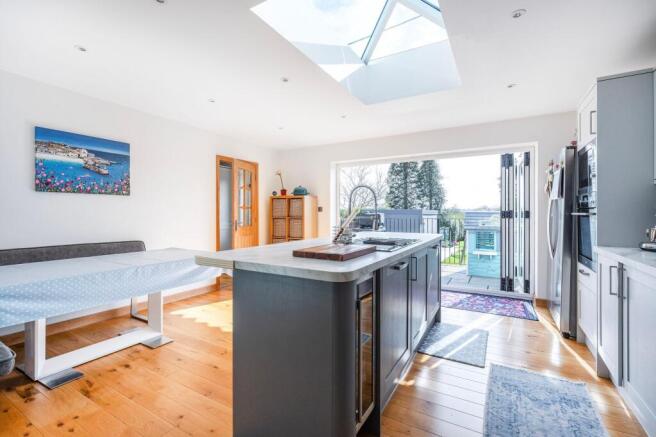 4 bed property, in Olive Close, £400,000