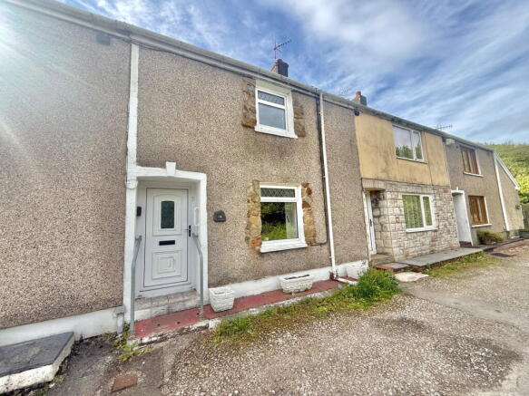 2 bed property, in New Road, £110,000