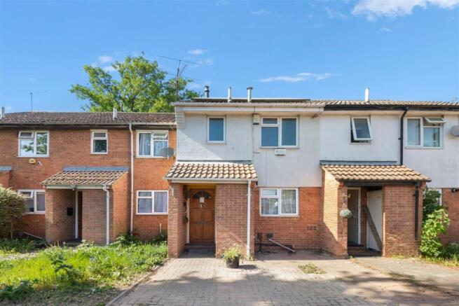 2 bed property, in Brambles Farm Drive, £400,000