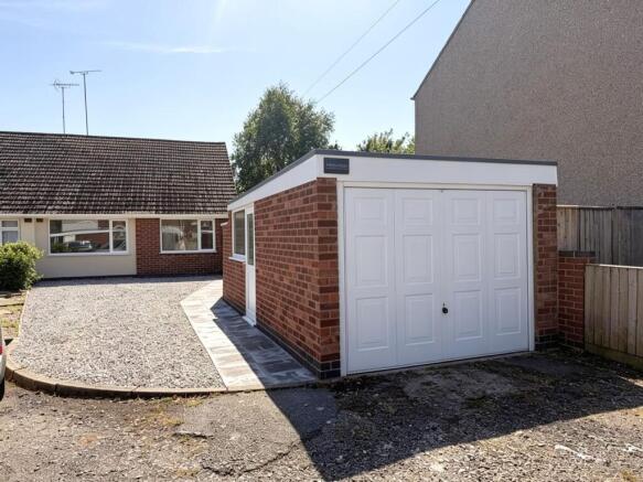 2 bed property, in Lodge Road, £265,000