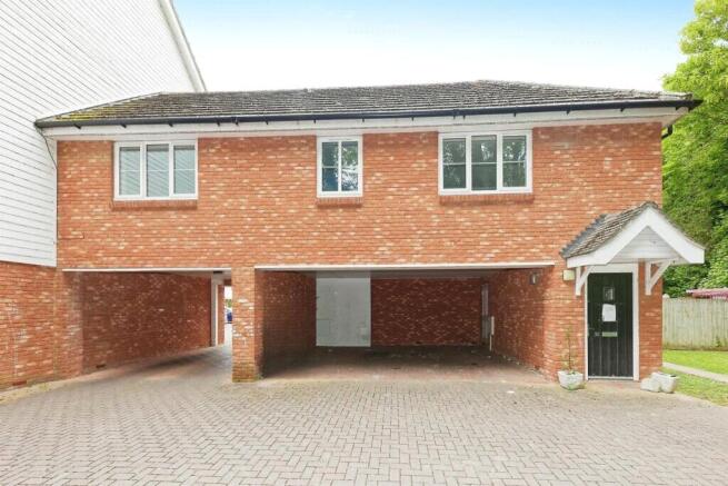 2 bed property, in Finch Close, £190,000