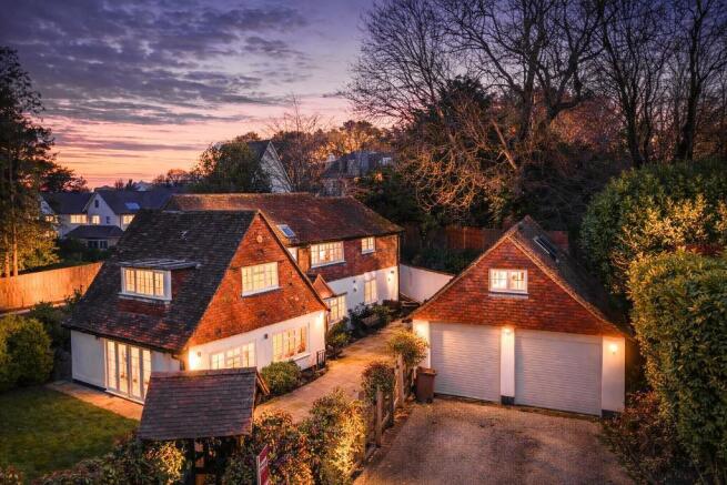 4 bed property, in Park View Road, £900,000