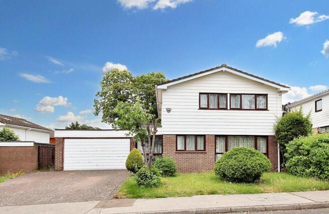 5 bed property, in Tanglewood Close, £725,000