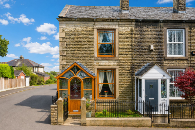 2 bed property, in Holcombe Road, £270,000