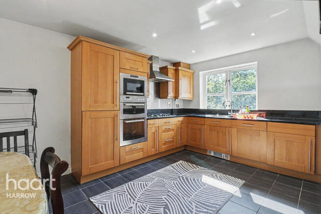 1 bed property, in Cottage Close, £300,000