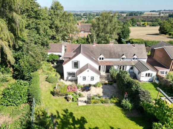 4 bed property, in Village Street, £825,000