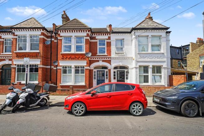 4 bed property, in 6 Wheatlands Road, £500,000