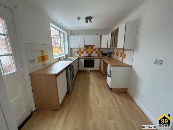 3 bed property, in Royston Avenue, £120,000