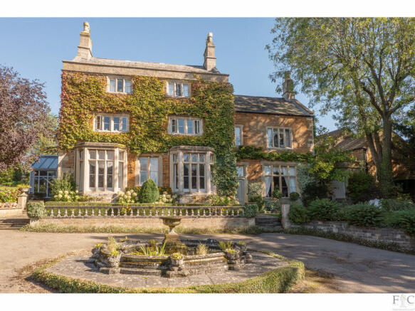 8 bed property, in High Street, £1,750,000