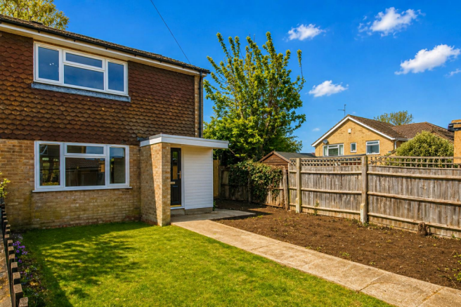 2 bed property, in Elizabeth Way, £220,000