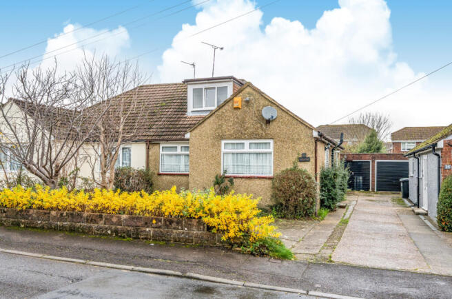 2 bed property, in Forest Close, £340,000