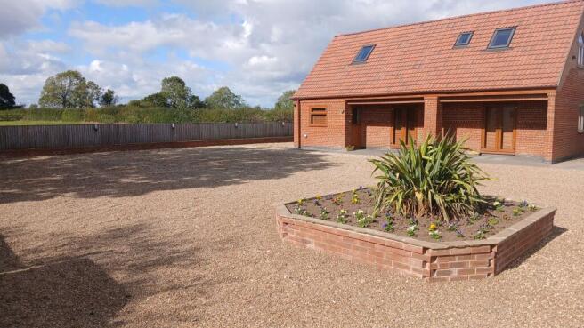 2 bed property, in Long Lane, £580,000