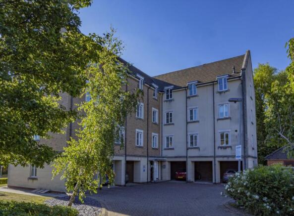 2 bed property, in Ffordd James McGhan, £120,000