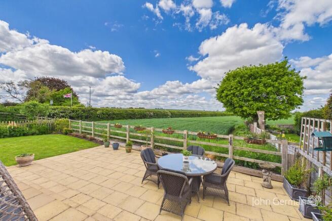 5 bed property, in Pessall Lane, £695,000
