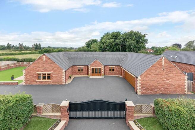 3 bed property, in Croftfield, £895,000