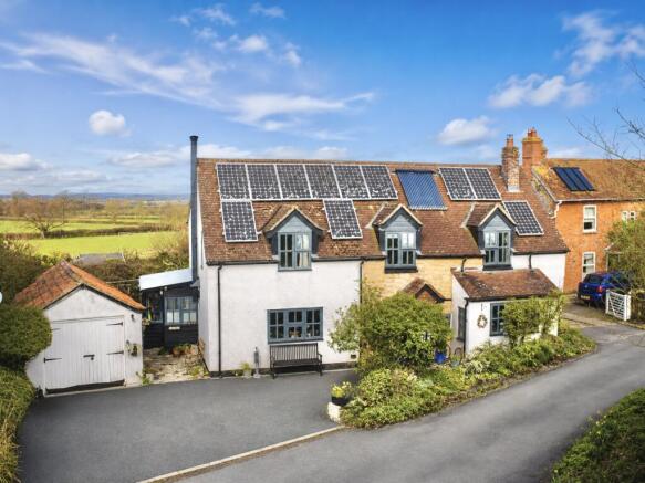 4 bed property, in The Common, £550,000