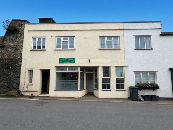 1 bed property, in West Street, £250,000