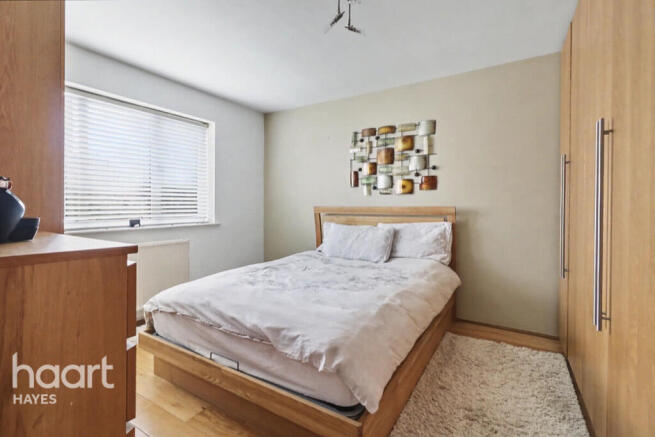 2 bed property, in Yeading Fork, £335,000
