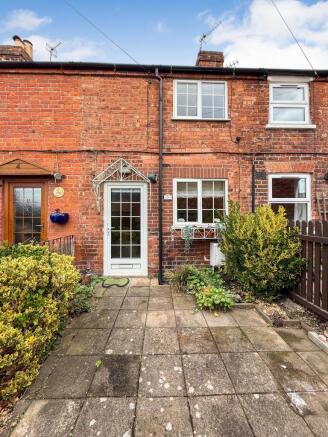 1 bed property, in Olive Cottages, £185,000