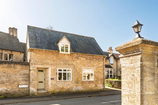 2 bed property, in West End, £325,000