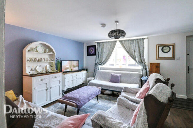 2 bed property, in Cardiff Road, £120,000
