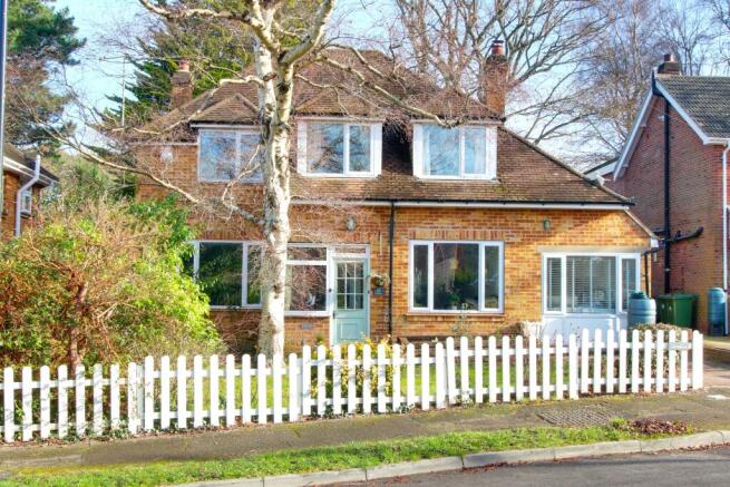 4 bed property, in Bassett, £585,000