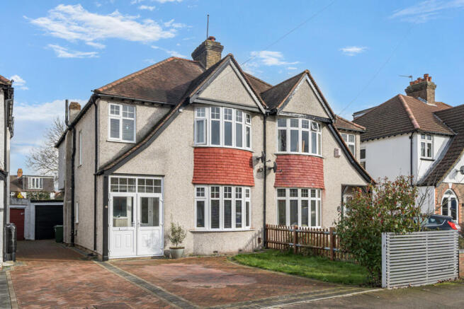 4 bed property, in Eden Park Avenue, £700,000