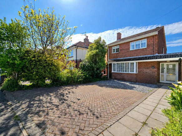3 bed property, in Fernside Road, £435,000