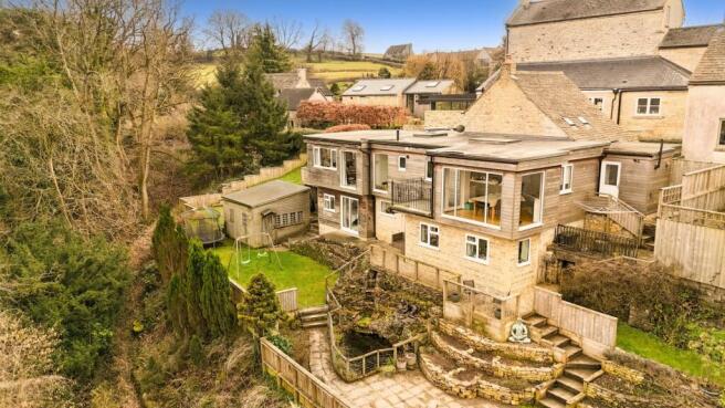 4 bed property, in The Knoll, £995,000