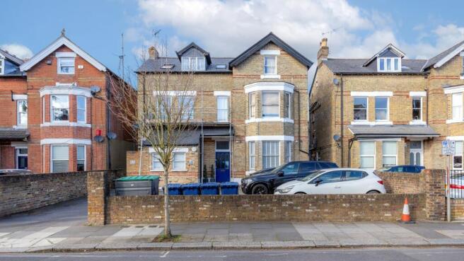 2 bed property, in Woodstock Grange, £325,000