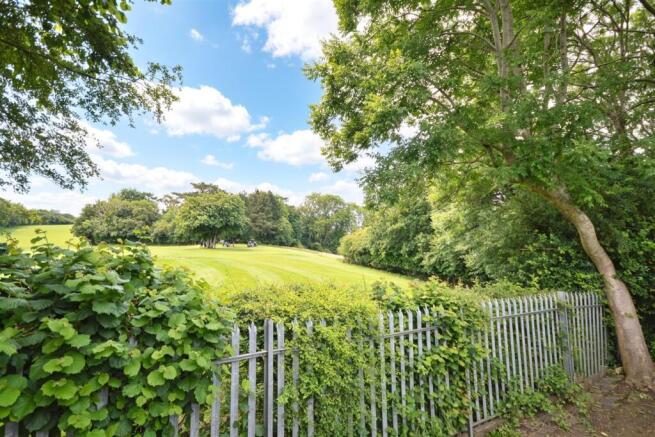 2 bed property, in Whittock Square, £285,000