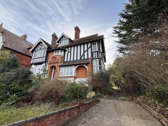 6 bed property, in White Lodge, £350,000