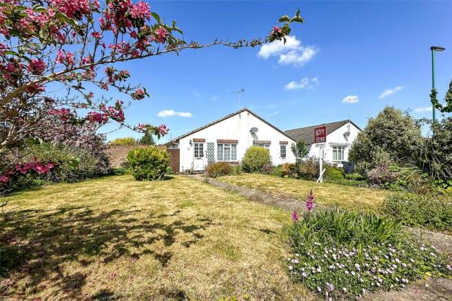 2 bed property, in Windward Close, £260,000