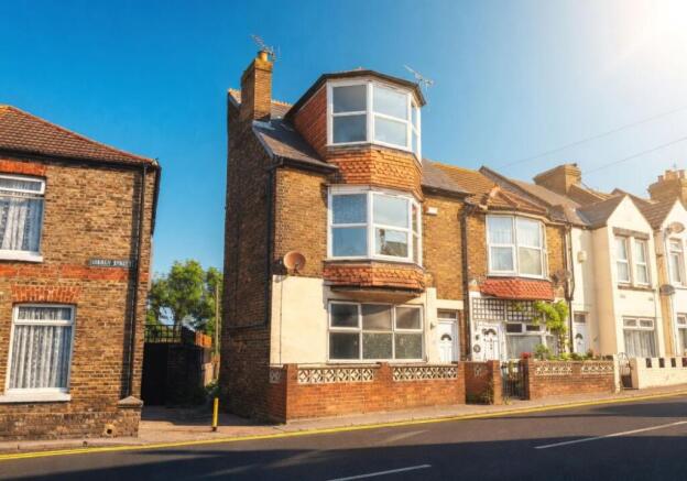 5 bed property, in 103 Church Street, £140,000