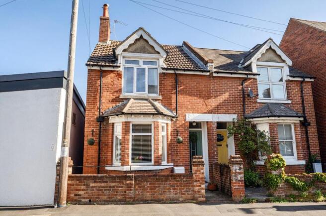 3 bed property, in Hanbury Rd, £345,000