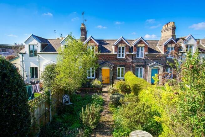 2 bed property, in Railway Cottages, £265,000