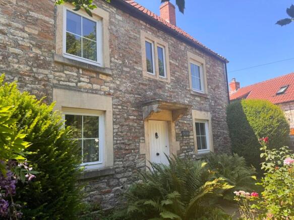 4 bed property, in Main Street, £675,000
