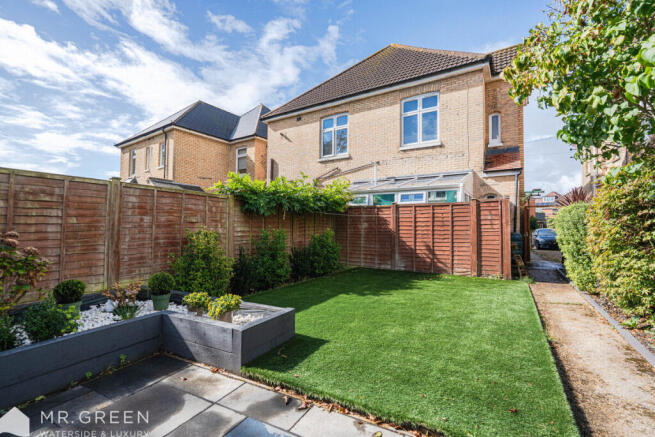 2 bed property, in Stourcliffe Avenue, £400,000