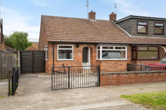 2 bed property, in Maple Grove, £350,000