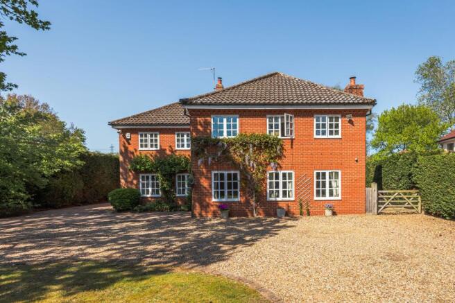 5 bed property, in Space and Privacy in Tasburgh, £975,000