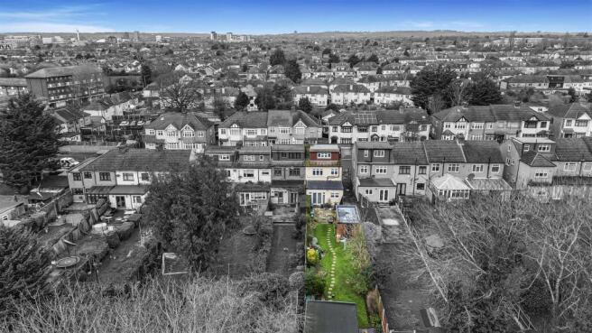 4 bed property, in Mendip Road, £500,000