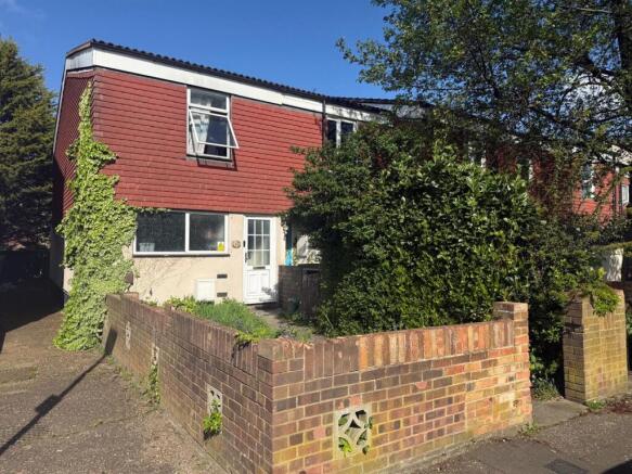 2 bed property, in St. Helen Close, £370,000