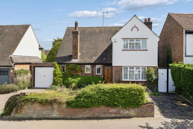 3 bed property, in Woodwaye, £970,000