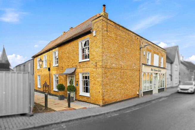 5 bed property, in High Road, £825,000