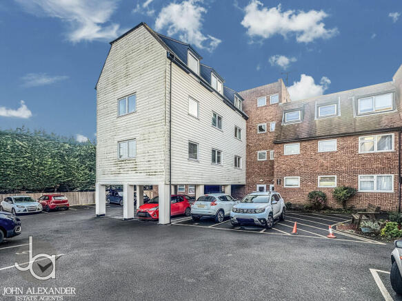 3 bed property, in Seaview Avenue, £200,000